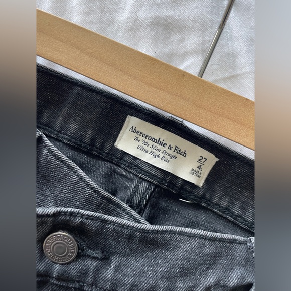 NWOT Abercrombie & Fitch Ultra High Rise 90s Slim Straight Jean - Picture 4 of 4